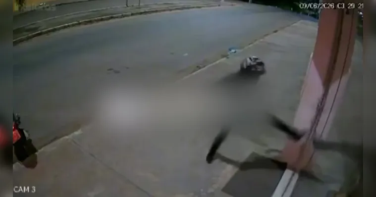 Câmera flagra homem dando vários golpes em porta de loja no Pará