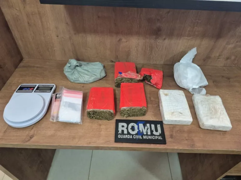 Vinícius Silva Souza, de 21 anos, foi preso no bairro Caetanópolis com seis tabletes de entorpecentes, balança de precisão e embalagens usadas no fracionamento de drogas. Ele foi conduzido à delegacia após abordagem da ROMU./ Imagens: Ronaldo Modesto