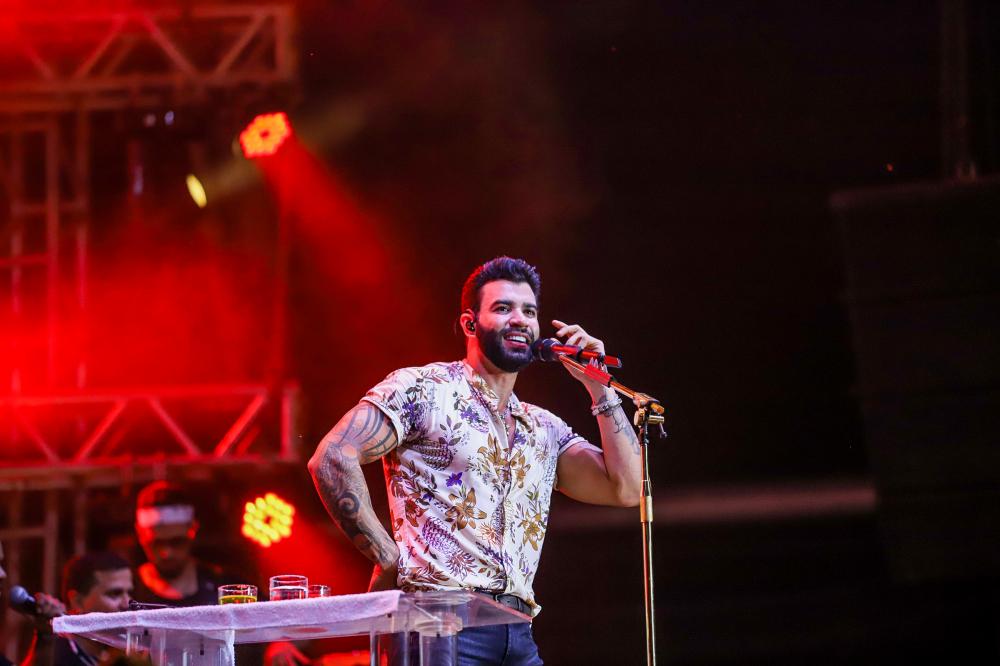 Gusttavo Lima encerra 7ª Expocanaã com mega show