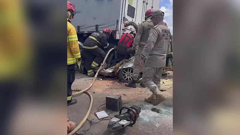 Acidente entre dois caminhões e carro deixa dois mortos e interdita a PA-150 em Tailândia