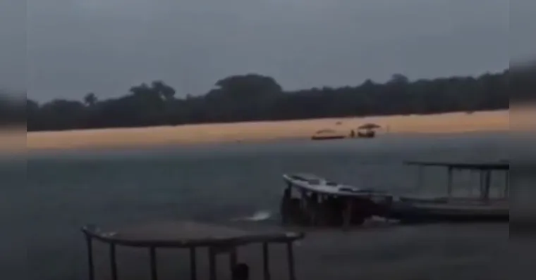Barco naufraga com passageiros em rio de cidade no Pará