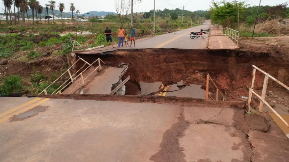Chuva provoca desabamento de ponte entre os bairros Vale do Sossego e Vale da Bênção