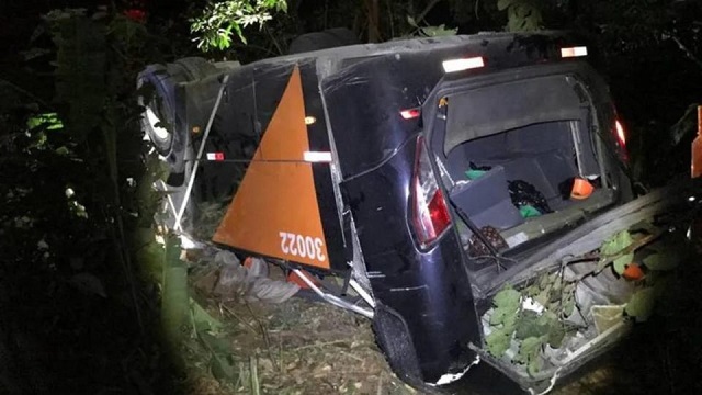 Ônibus com time de futebol cai de ponte e deixa mortos e feridos na BR-116