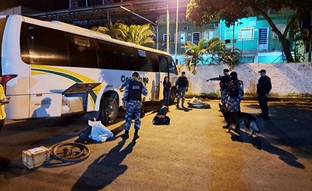 Mais de 1kg de maconha é apreendido em van com destino a Canaã