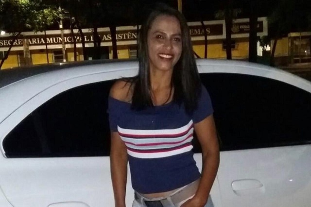 Acidente de trânsito envolvendo carro e moto mata uma mulher 