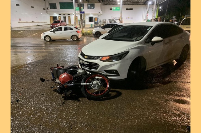 Acidente envolvendo carro e moto na Avenida dos Pioneiros acaba em confusão 