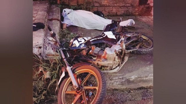 Motoqueiro perde controle e colide com calçada